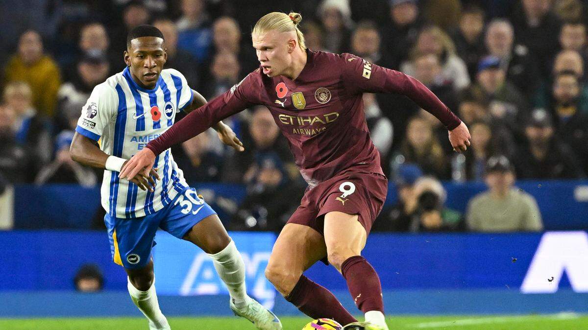 El delantero del Manchester City Erling Haaland (der.) anotó el gol de su equipo que cayó 2-1 ante el Brighton, el sábado en la Premier League.