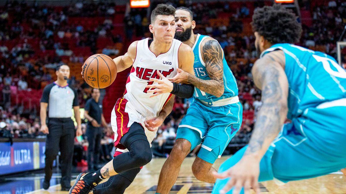 El escolta del Heat Tyler Herro (14) entra al aro ante la defensa de los Hornets de Charlotte, en el primer cuarto del partido celebrado el 11 de octubre de 2021 en Miami.