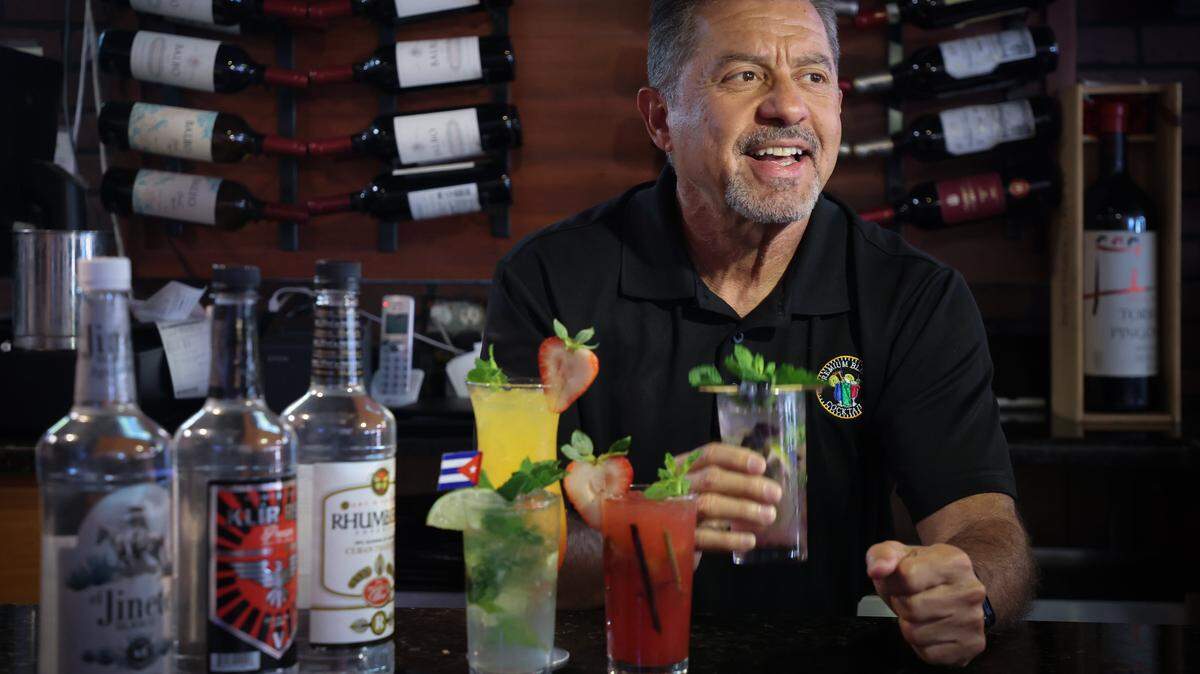 Gino Santos, presidente de Premium Blend, prueba un mojito en el restaurante El Cristo en La Pequeña Habana que utiliza sus mezclas de vinos Premium Blend el jueves 6 de noviembre de 2025 en Miami, Florida.