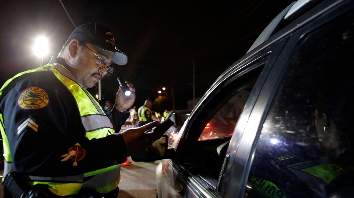 En el departamento de Policía de Miami-Dade, el más grande del sureste Estados Unidos, las detenciones cayeron un asombroso 65 por ciento en el 2017 en comparación con los cuatro años anteriores.