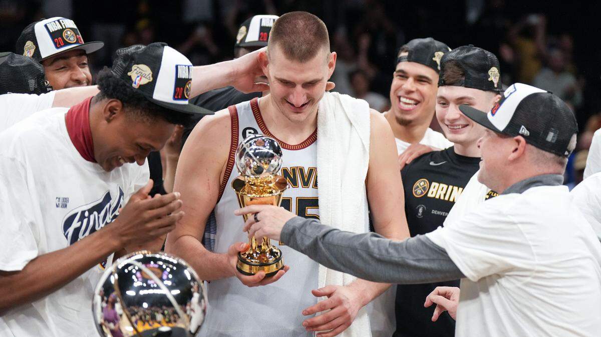 El centro Nikola Jokic (15), dos veces Jugador Más Valioso de la NBA, es el motor de los Nuggets de Denver.