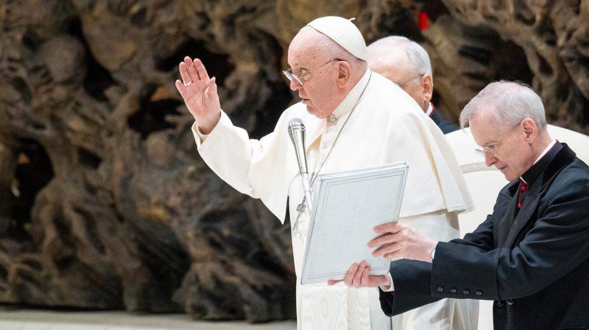 El papa Francisco bendice a los asistentes de la tradicional Audiencia General de los Miércoles, en el Salón Pablo VI, en El Vaticano, el 10 de enero 2024.