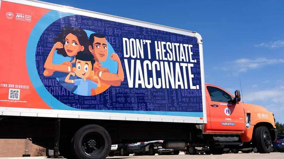 Un camión que dice en ingles, “No lo dudes. Vacúnate”, ayuda a promover la importancia de las vacunas en Austin, Texas, en febrero de 2025. Desde enero, se han reportado 481 casos de sarampión en el estado, y al menos dos muertes: un niño y una niña de 8 años cada uno.
