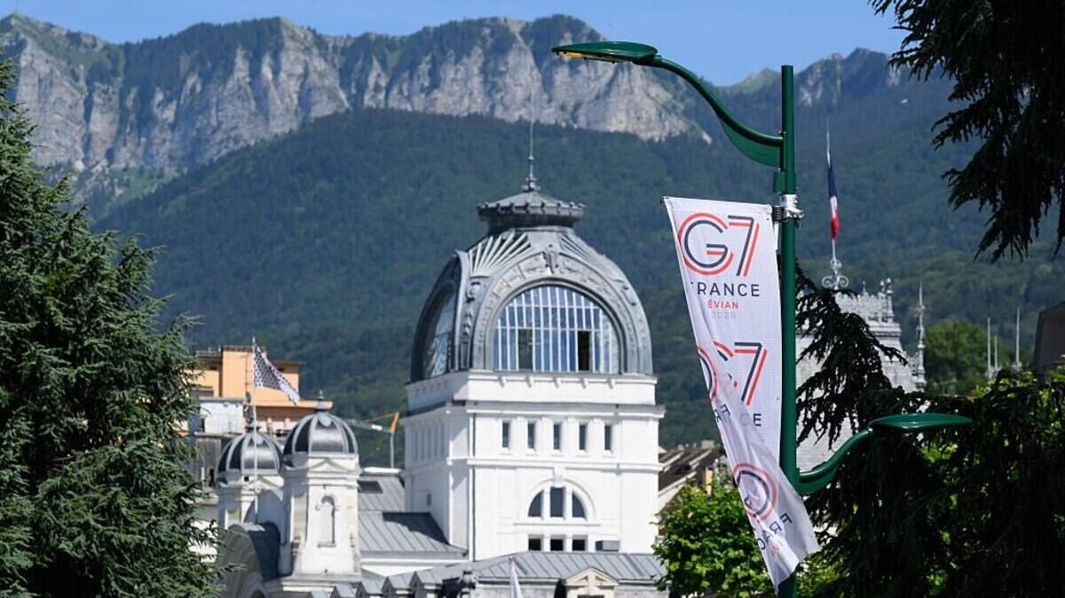 Se exhibe una bandera del G7 antes de la reunión del grupo, el 13 de junio de 2026, en Evian-les-Bains, Francia. La cumbre del G7 de esta semana se celebrará del 15 al 17 de junio en Evian-les-Bains, mientras los líderes abordan desafíos para la paz y la seguridad de Ucrania y Europa, la situación en Oriente Medio y otras cuestiones geopolíticas.