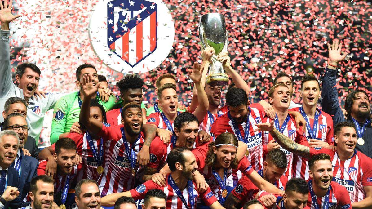 Los jugadores del Atlético de Madrid celebran con el trofeo de campeón de la Supercopa de Europa al vencer 4-2 al Real Madrid, en el partido celebrado el 15 de agosto de 2018 en Tallín, Estonia.