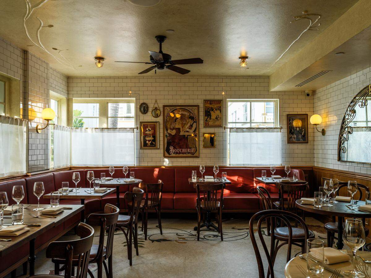 Comedor de la planta baja del restaurante francés La Grande Boucherie en Miami Beach.