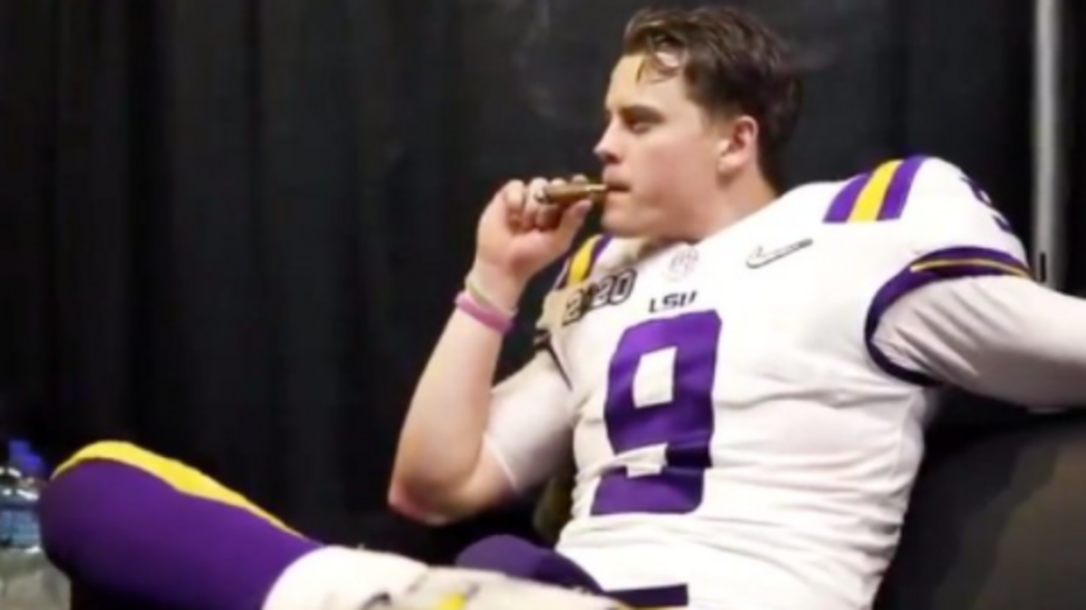 El rito de la victoria del pasador de los Bengals, Joe Burrow, se sella con una bocanada de humo de su puro mientras observa el trofeo recién ganado, da igual si es de la NCAA, la AFC, o del Super Bowl LVI del próximo domingo.