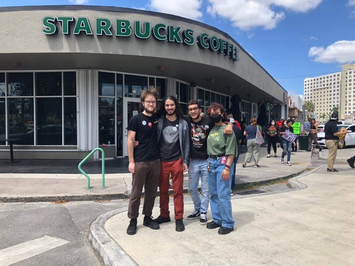 Cuatro de los 16 empleados del Starbucks de Miami Springs manifestando en contra de las reuniones que lleva a cabo la corporación (Sean Pardillo, Raúl Paoli Toledo, Christian Miranda y Karina Rojas). /