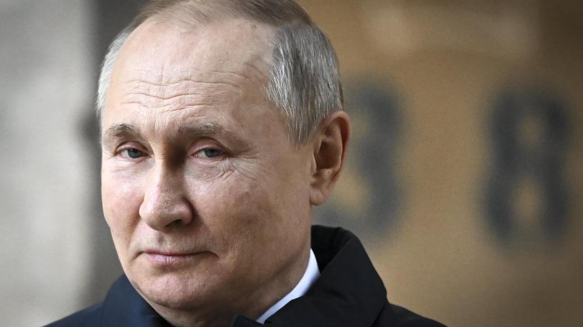 El presidente ruso, Vladimir Putin, observa mientras visita el sitio de construcción de la Agencia Espacial Nacional en las instalaciones del Centro Estatal de Investigación y Producción Espacial Khrunichev en Moscú, Rusia, el domingo 27 de febrero de 2022. (Sergei Guneyev, Sputnik, Kremlin / AP)