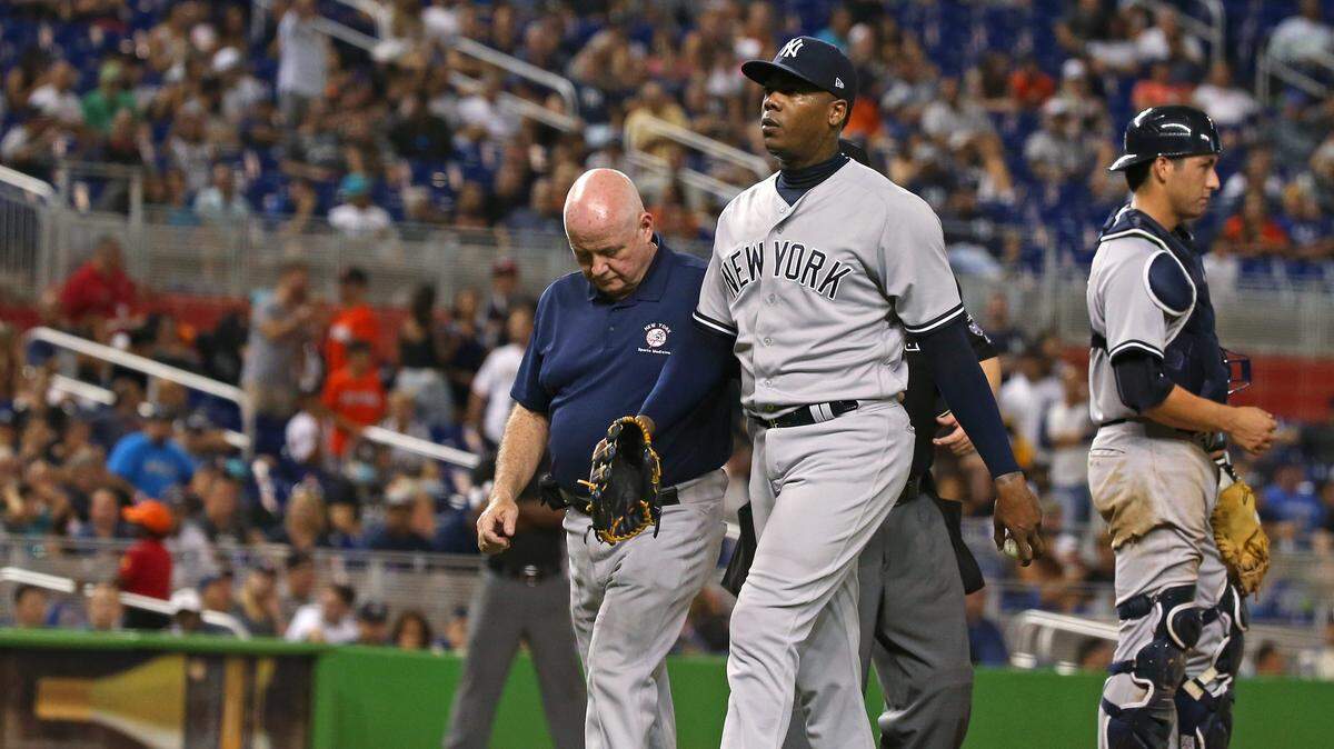 AROLDIS CHAPMAN abandona el box tras sentir molestias en la pierna izquierda, el martes 21 de agosto de 2018 en Miami.