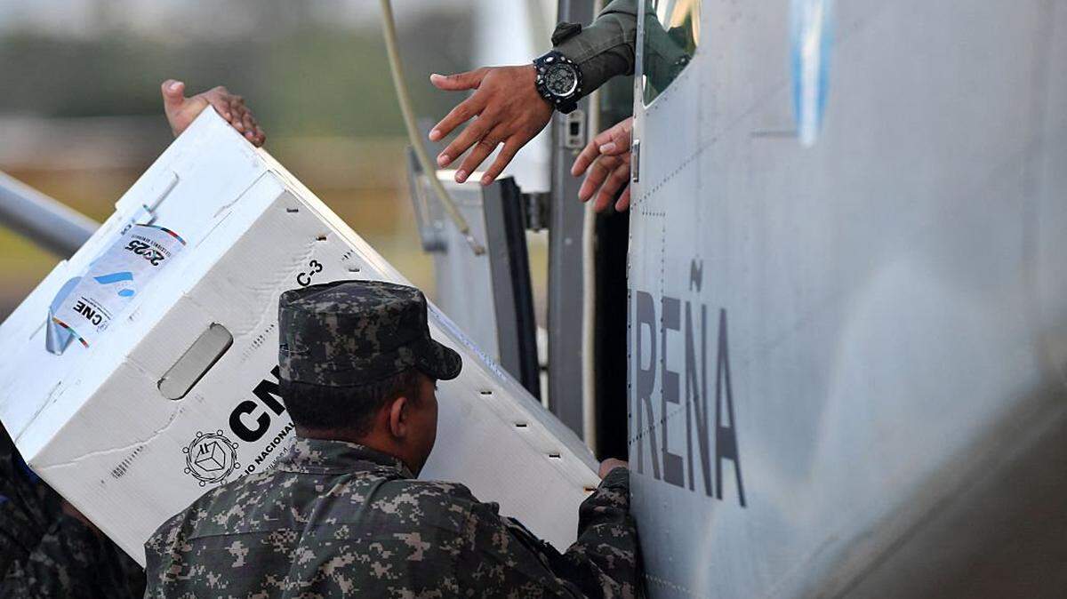 Members of the Honduran Air Force (FAH) prepare to transport electoral material to Mosquitia, Gracias a Dios department, in Tegucigalpa on November 24, 2025. Honduras will hold presidential elections on November 30, 2025. (Photo by Orlando SIERRA / AFP via Getty Images)