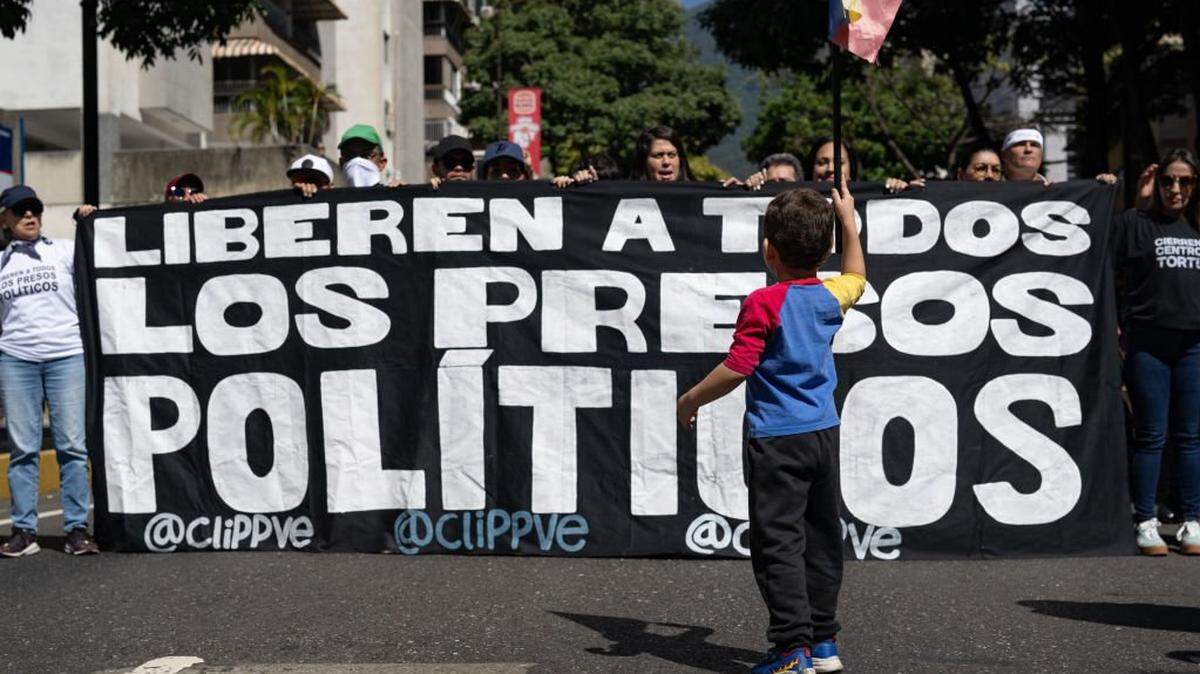 Foto de archivo. Un niño ondea una bandera frente a una pancarta durante una protesta antigubernamental, el 9 de enero de 2025 en Caracas, Venezuela. 