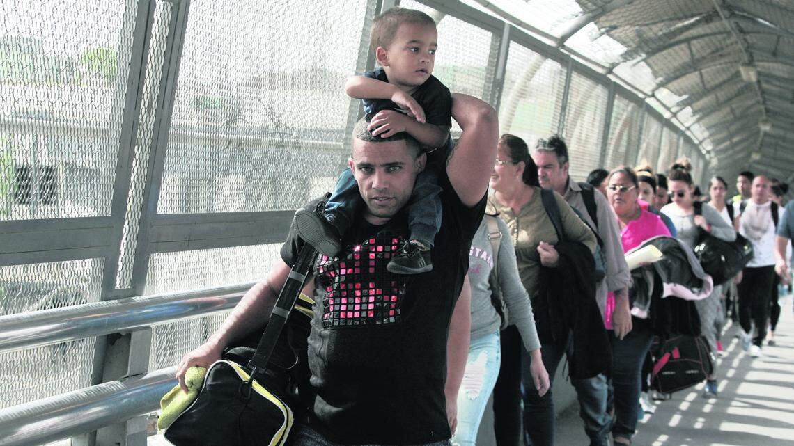 Inmigrantes cubanos son escoltados por autoridades migratorias mexicanas el 29 de abril de 2019 en Ciudad Juárez, México, mientras cruzan a Estados Unidos para solicitar asilo.