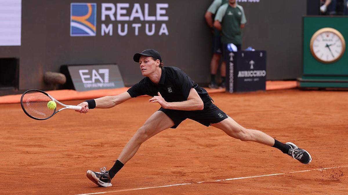 El número uno del mundo, Jannik Sinner, logró el jueves su 32ª victoria consecutiva en Masters 1000 al vencer al ruso Andrey Rublev 6-2 y 6-4, en los cuartos de final en Roma.