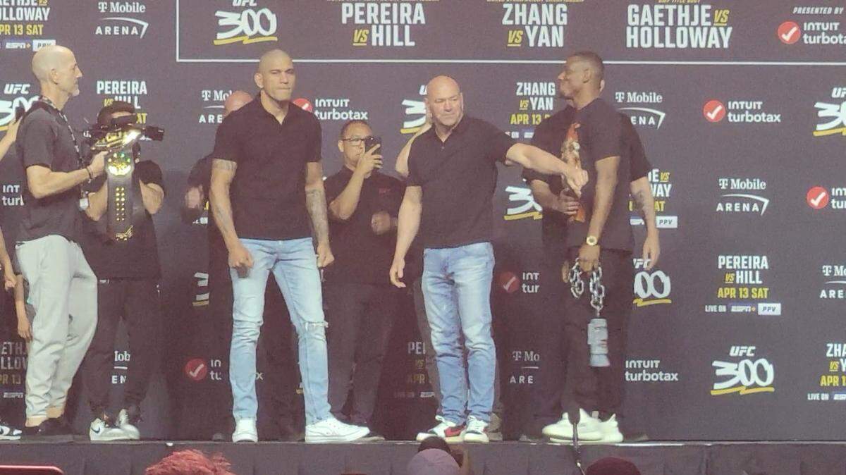 Alex Pereira y Jamahall Hill (der.) protagonizan la UFC 300 este 13 de abril en la T-Mobile Arena de Las Vegas.