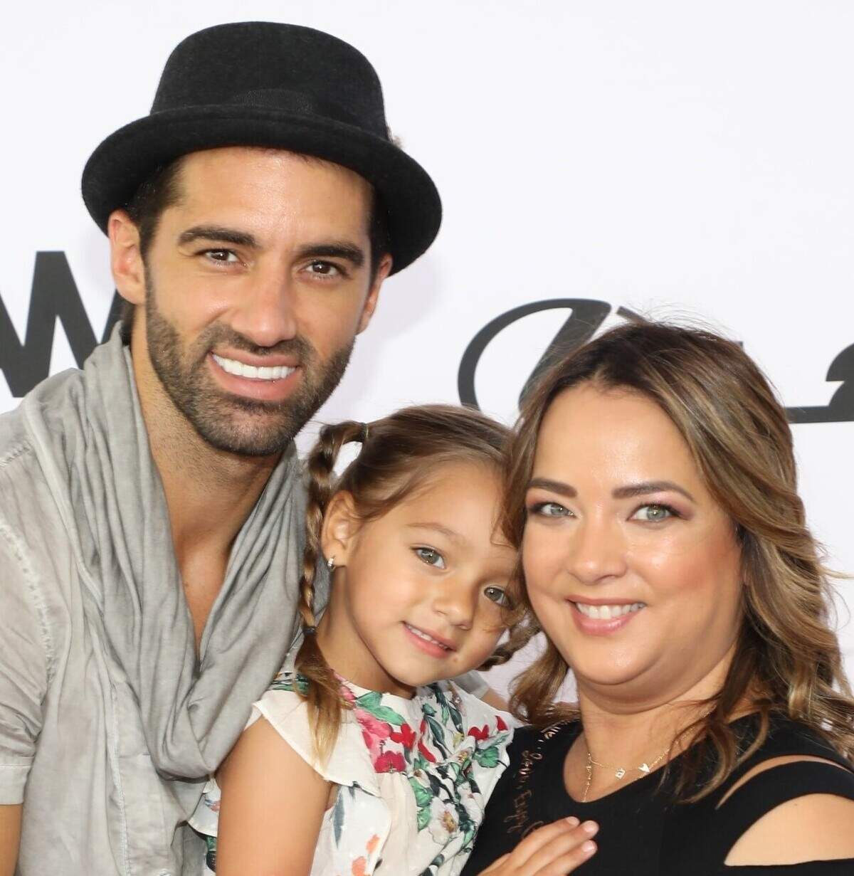 Adamari López y Toni Costa junto a su hija Alaia.