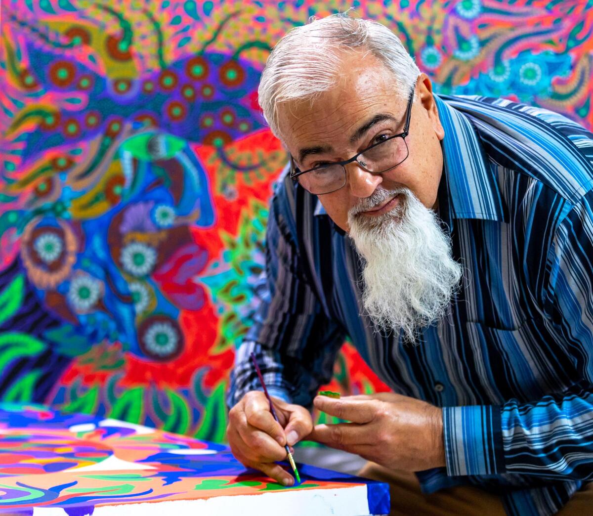 El artista cubano Zaplaflora Jesús Torres en pleno proceso creativo en el estudio de su casa en Hialeah, Florida, el jueves 17 de noviembre de 2022.