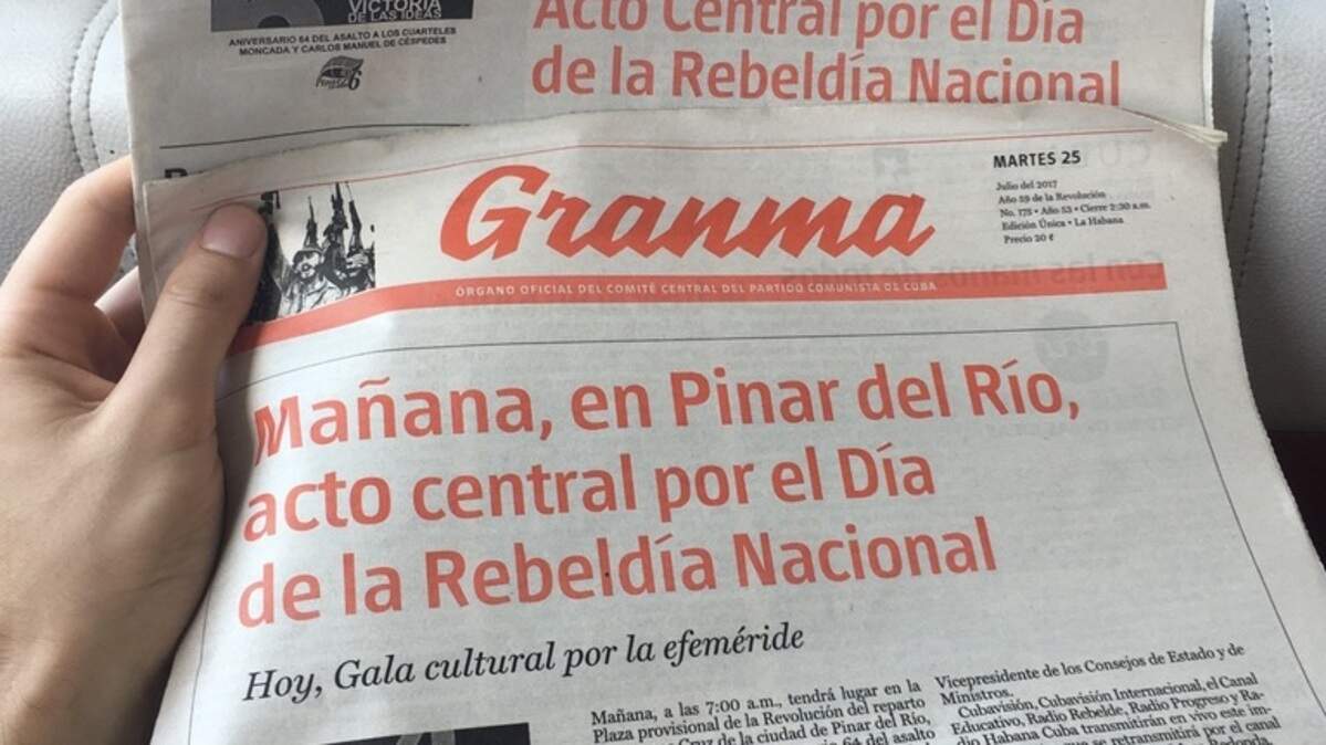Foto de archivo de ejemplares del diario oficialista cubano Granma. Cuba dejará de imprimir periódicos por la crisis de combustible.