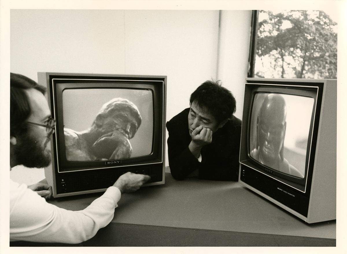En O Cinema Miami Beach estrena 'Nam June Paik:&nbsp;Moon Is the Oldest TV' (2023) documental explora la vida y la obra de Nam June Paik, artista coreano-americano considerado el padre del videoarte.