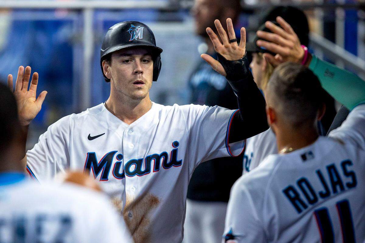El tercera base de los Marlins Brian Anderson es felicitado tras anotar en el tercer inning del partido ante los Piratas de Pittsburgh, celebrado el 12 de julio de 2022 en Miami.