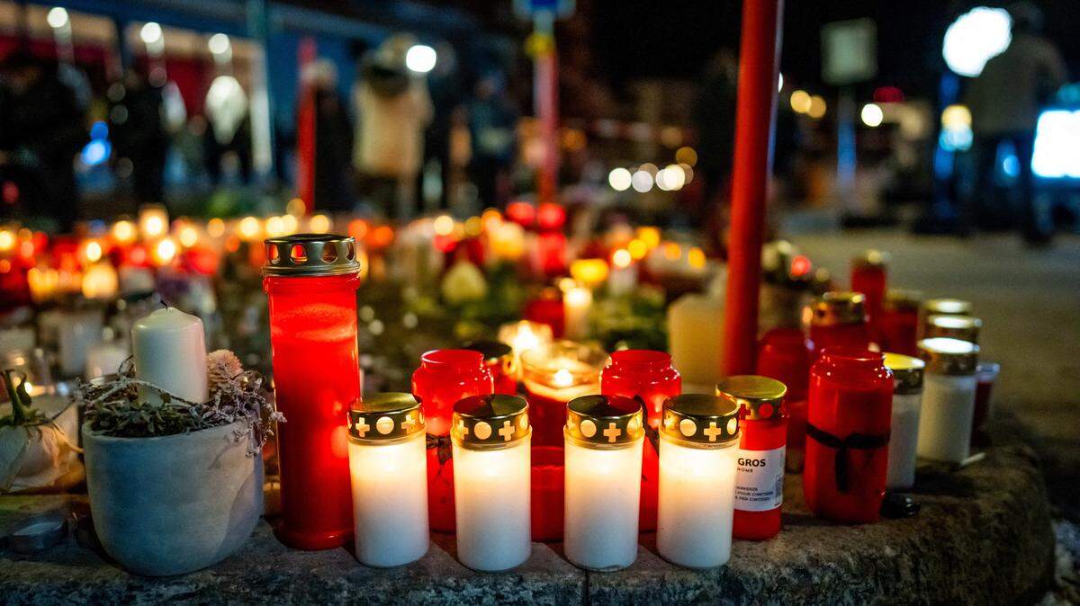 Velas encendidas se exhiben en un memorial improvisado cerca del lugar donde un incendio arrasó un bar durante las celebraciones de la Nochevieja en la estación alpina de esquí de Crans-Montana, causando la muerte de unas 40 personas y dejando más de 100 heridos, en Crans-Montana, el 2 de enero de 2026.