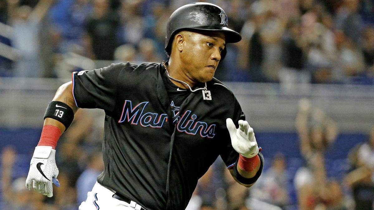 Starlin Castro pega un doble contra los Bravos el 10 de agosto del 2019.