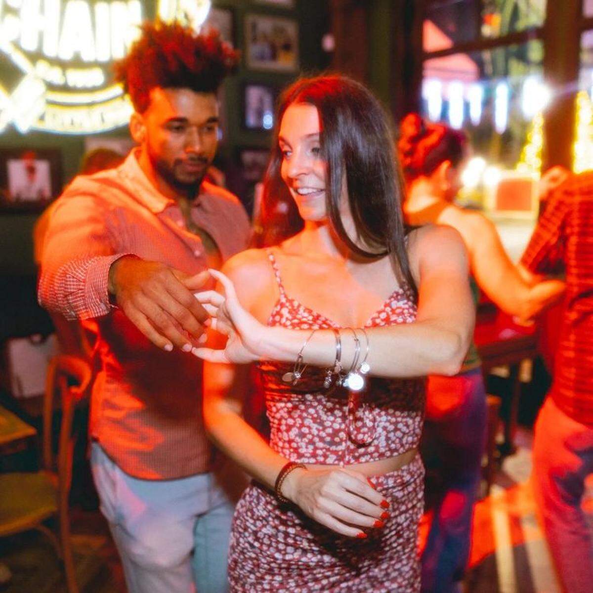 Si lo tuyo son las lecciones de salsa, Ball & Chain es el lugar en el corazón de Little Havana.