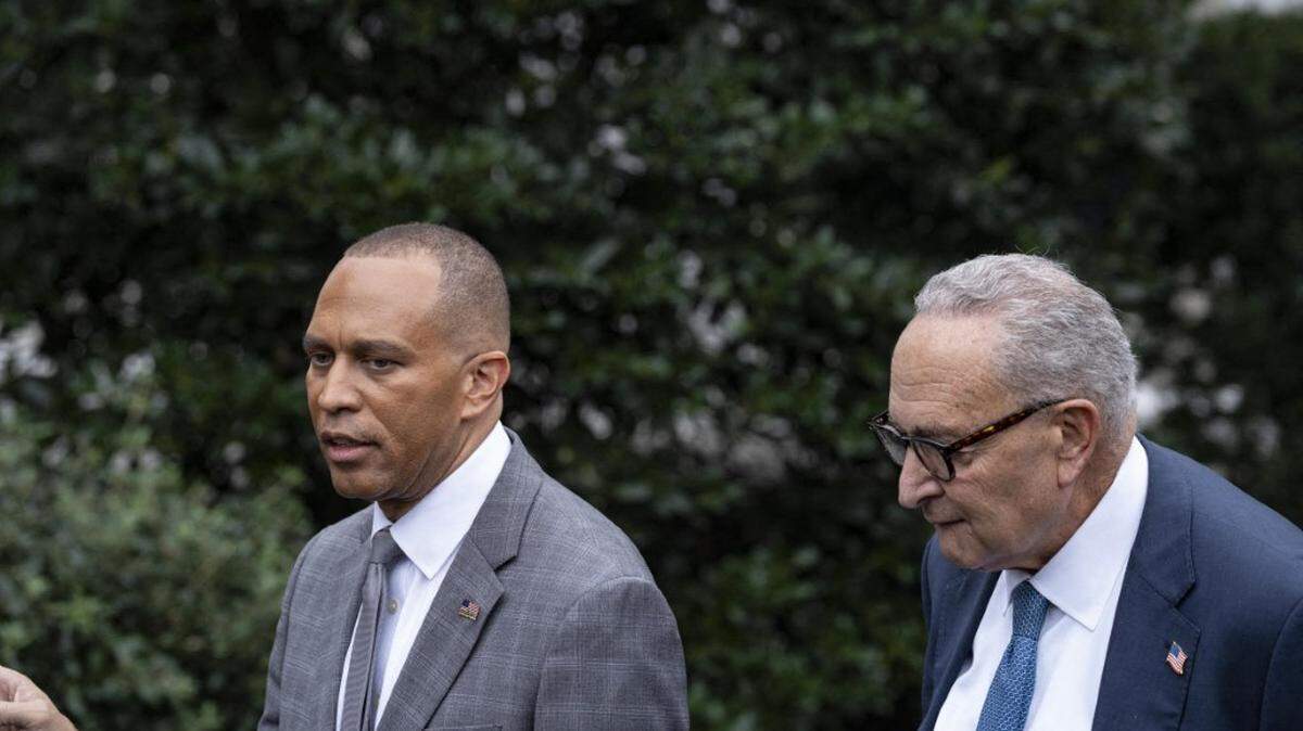 El líder de la minoría en el Senado, Chuck Schumer, y líder de la minoría en la Cámara de Representantes, Hakeem Jeffries, ambos demócratas por Nueva York, hablan con la prensa después de una reunión con el presidente Donald J. Trump.