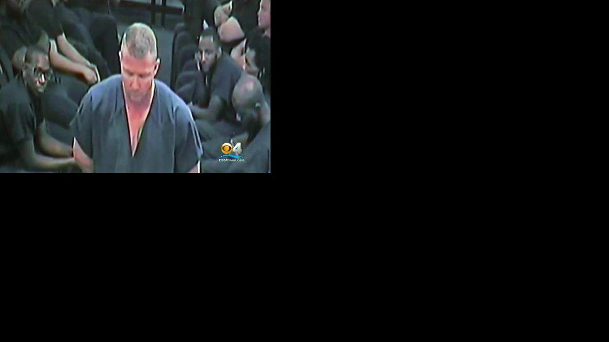 El agente James Krey deberá responder a dos cargos de extorsión tras amenazar a la mujer, también agente de la policía de Davie, con mandar las fotos. Cortesía CBS4