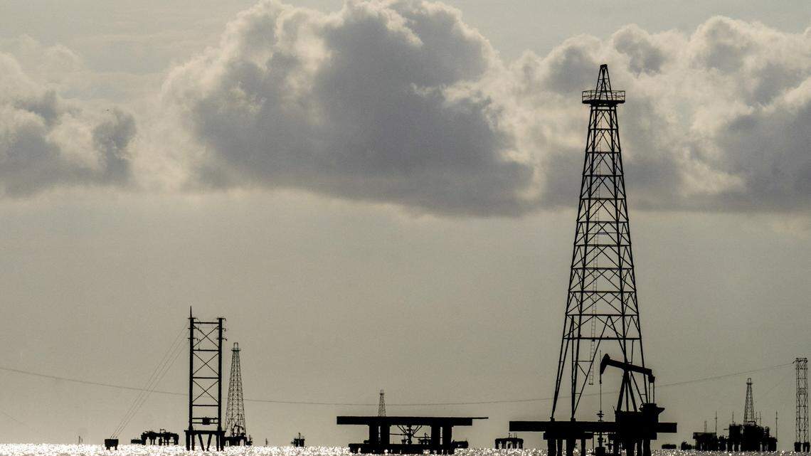 Plataformas petroleras son fotografiadas en Cabimas, al sur del lago de Maracaibo, en el estado Zulia, Venezuela, el 31 de enero de 2026.