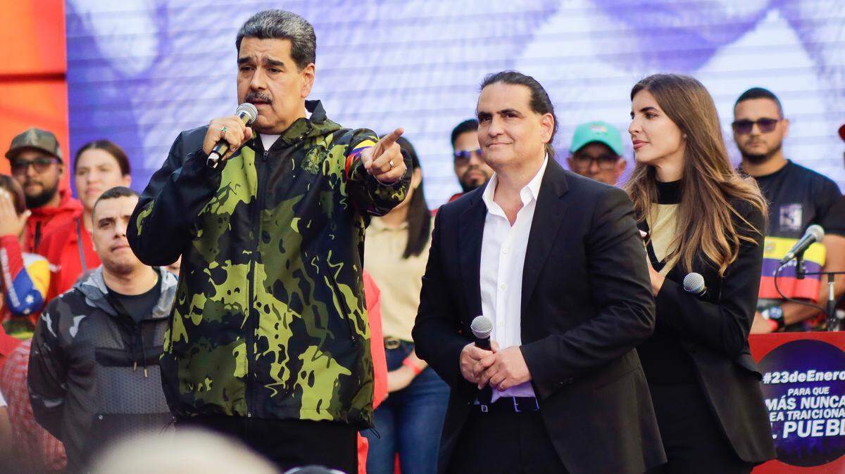 El exgobernante de Venezuela, Nicolás Maduro, habla junto a Alex Saab, presidente del Centro Internacional de Inversión Productiva de Venezuela, durante una marcha conmemorativa del 65 aniversario del derrocamiento del dictador Marcos Pérez Jiménez, en Caracas, Venezuela el 23 de enero de 2024.