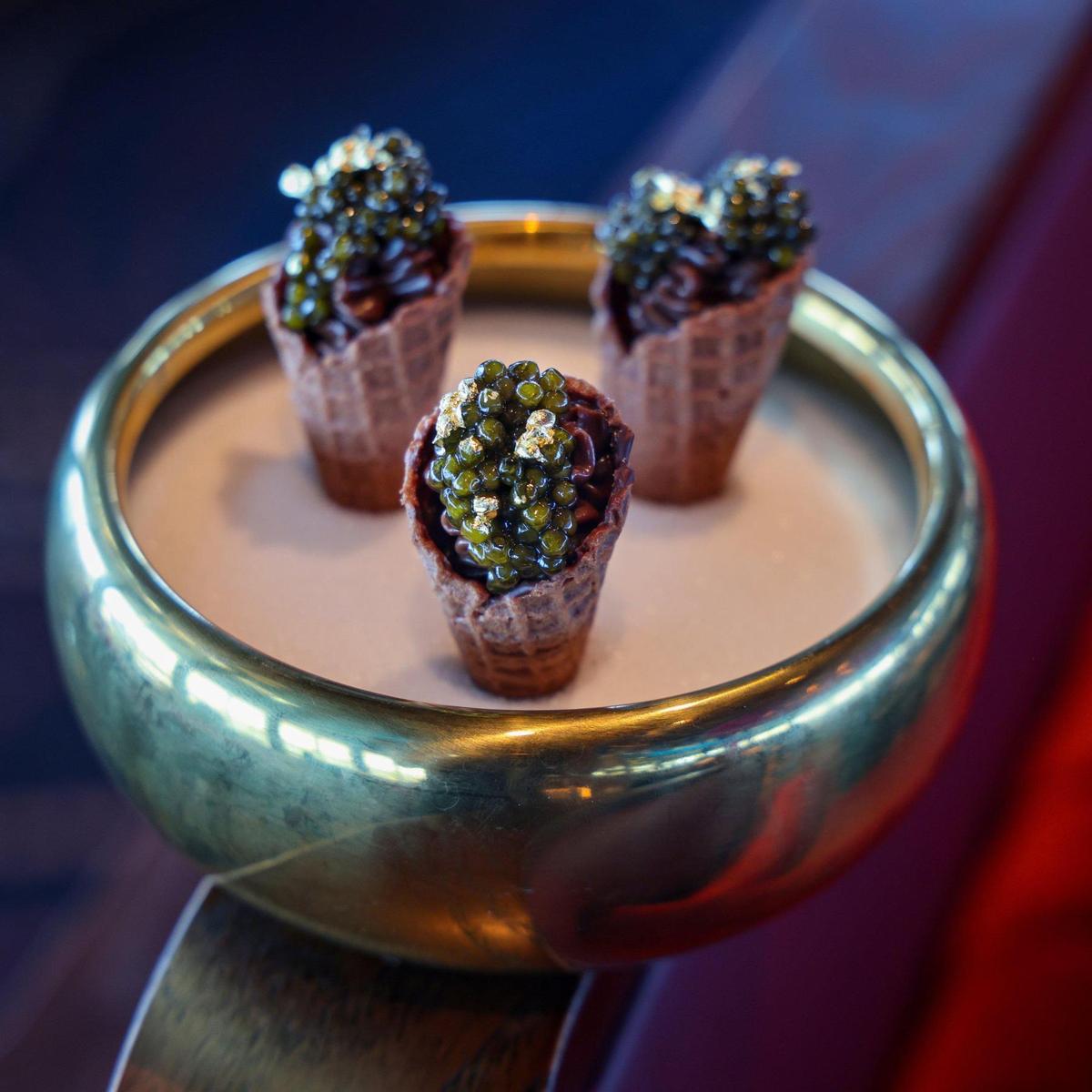 Los conos de caviar son una de las opciones de platillos pequeños del salón Pier Top en Pier 66.