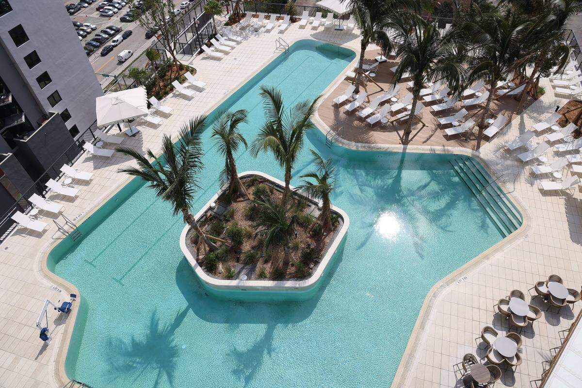 Terraza de la piscina del Gale Hotel en Miami en mayo de 2024.