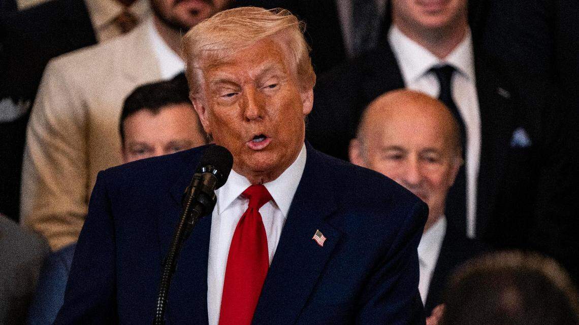 Parece que la luna de miel del presidente Donald Trump ha llegado a su fin más rápido de lo esperado. Los aranceles que ha impuesto a muchas naciones han sido duramente criticados por economistas y expertos, e incluso por algunos de los principales seguidores del presidente republicano. En la foto, Trump durante una ceremonia en la Casa Blanca, el 7 de abril de 2025.