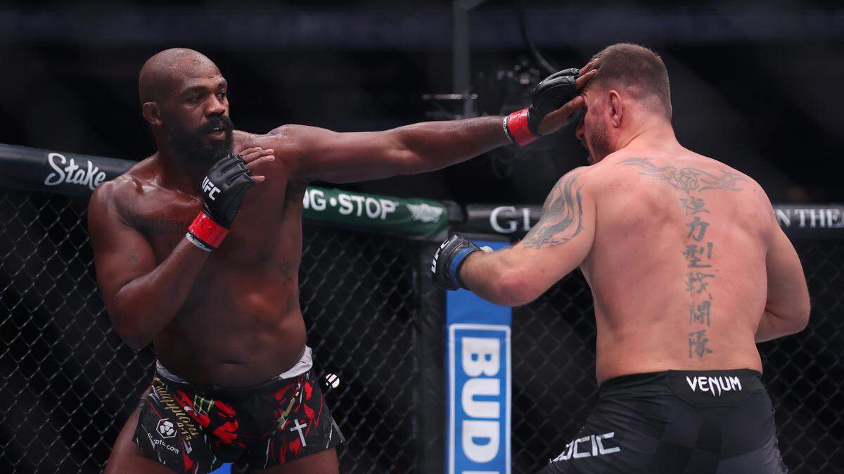 Jon Jones (izq.) derrotó por nocaut técnico en el tercer asalto a Stipe Miocic, en la cartelera celebrada el 16 de noviembre de 2024 en el Madison Square Garden en Nueva York.