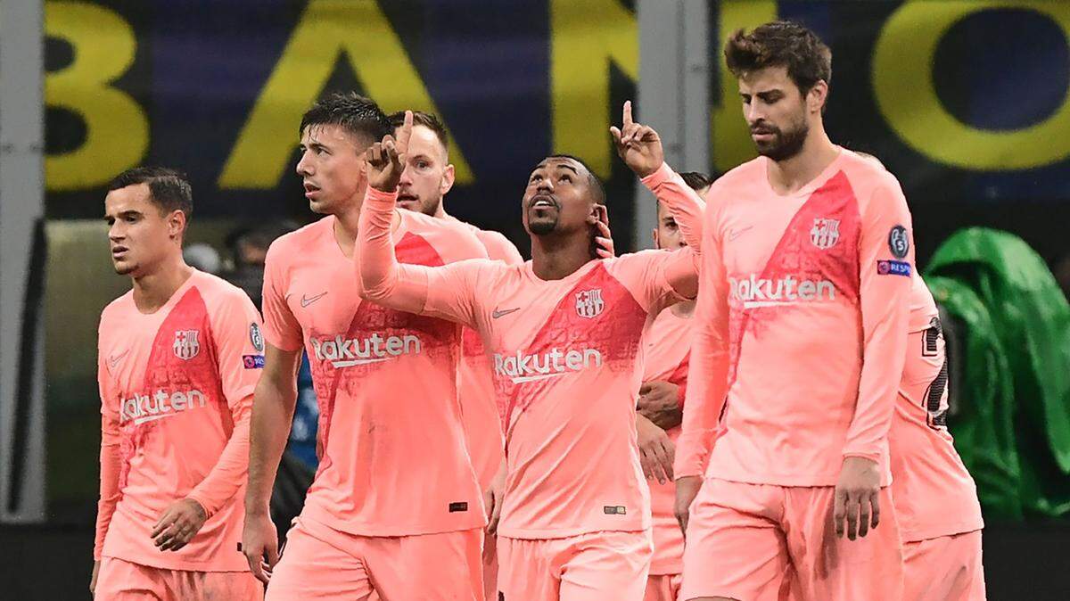 El mediocampista de Barcelona Malcom (centro) celebra tras anotar el gol de su equipo en el partido ante el Inter en la Liga de Campeones, celebrado el 6 de noviembre de 2018 en Milán, Italia.