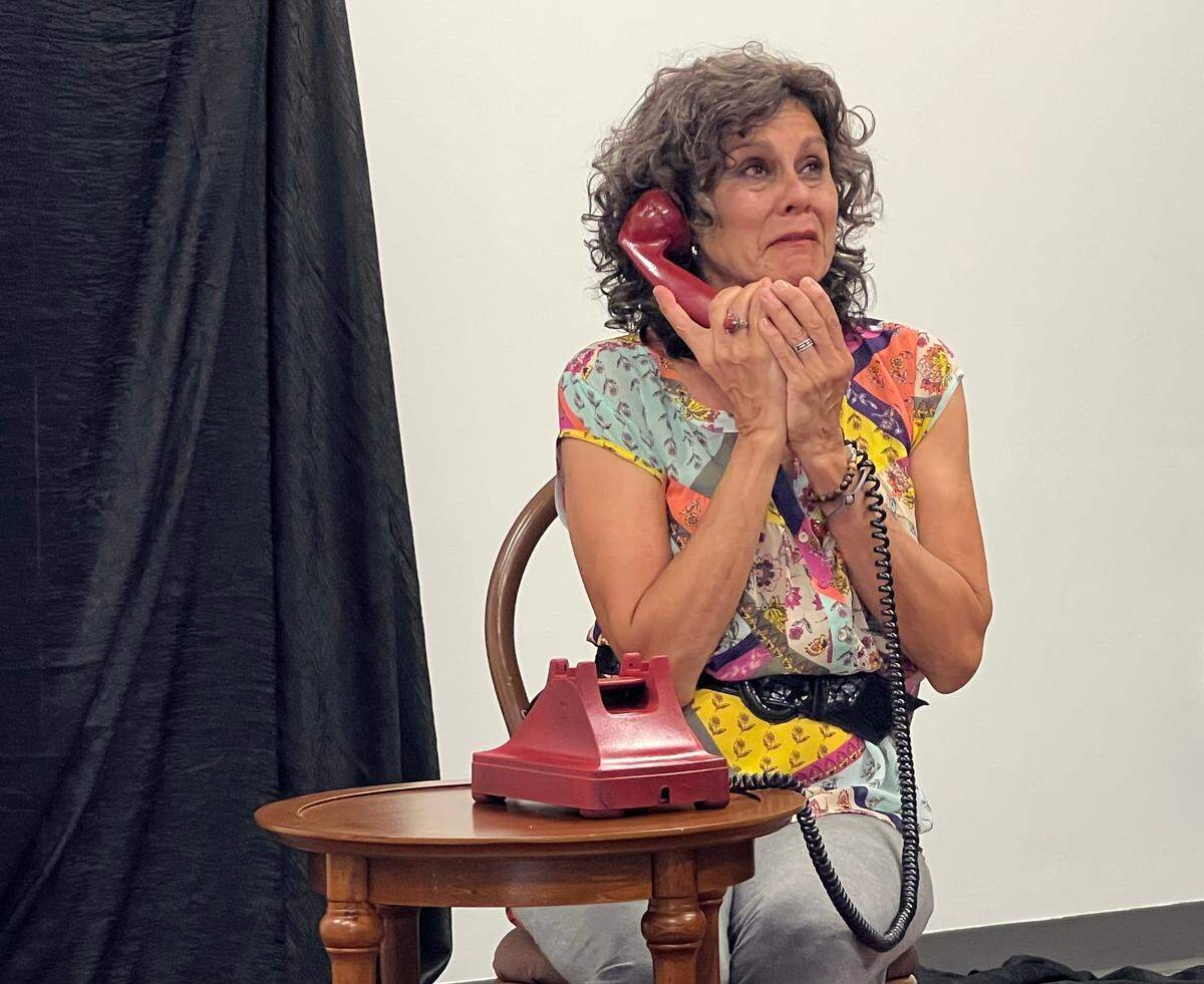 “Las penas que no me matan” se presentará en el Black Box del Teatro Manuel Artime, el viernes 22 y sábado 23 de julio. Marilyn Romero aparece aquí en un ensayo de la puesta en escena.