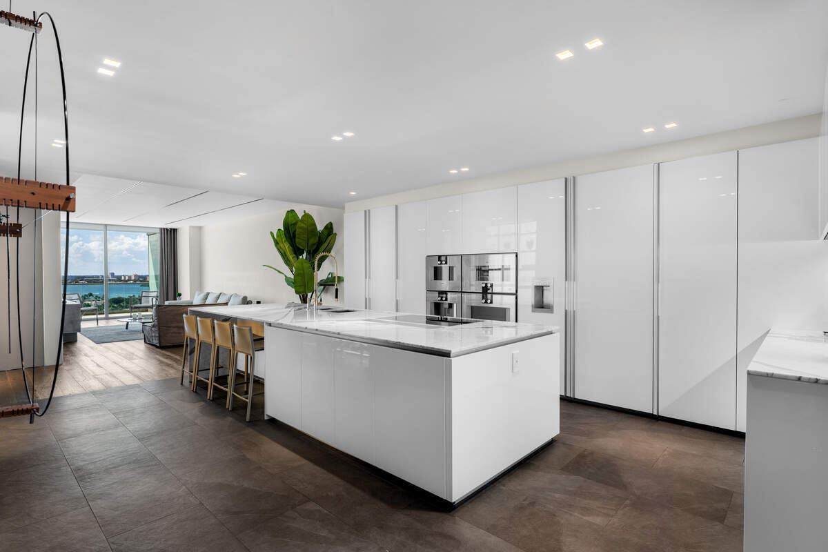 La cocina del apartamento en Bal Harbour que la estrella brasileña del fútbol Kaká compró recientemente por 8.7 millones de dólares.