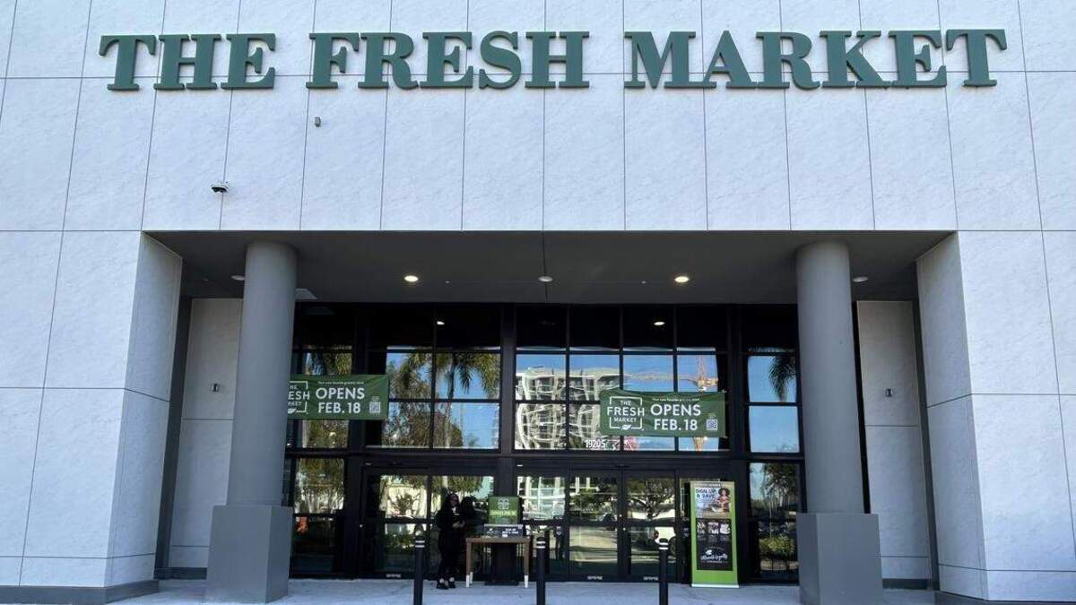 Un nuevo The Fresh Market abre sus puertas en el centro comercial Aventura Square, ubicado en el 19205 Biscayne Boulevard. La nueva tienda se encuentra a aproximadamente una milla de un Fresh Market existente, que ha estado en Biscayne desde 2003. La fachada de la tienda muestra la fecha de apertura: 18 de febrero de 2026.
