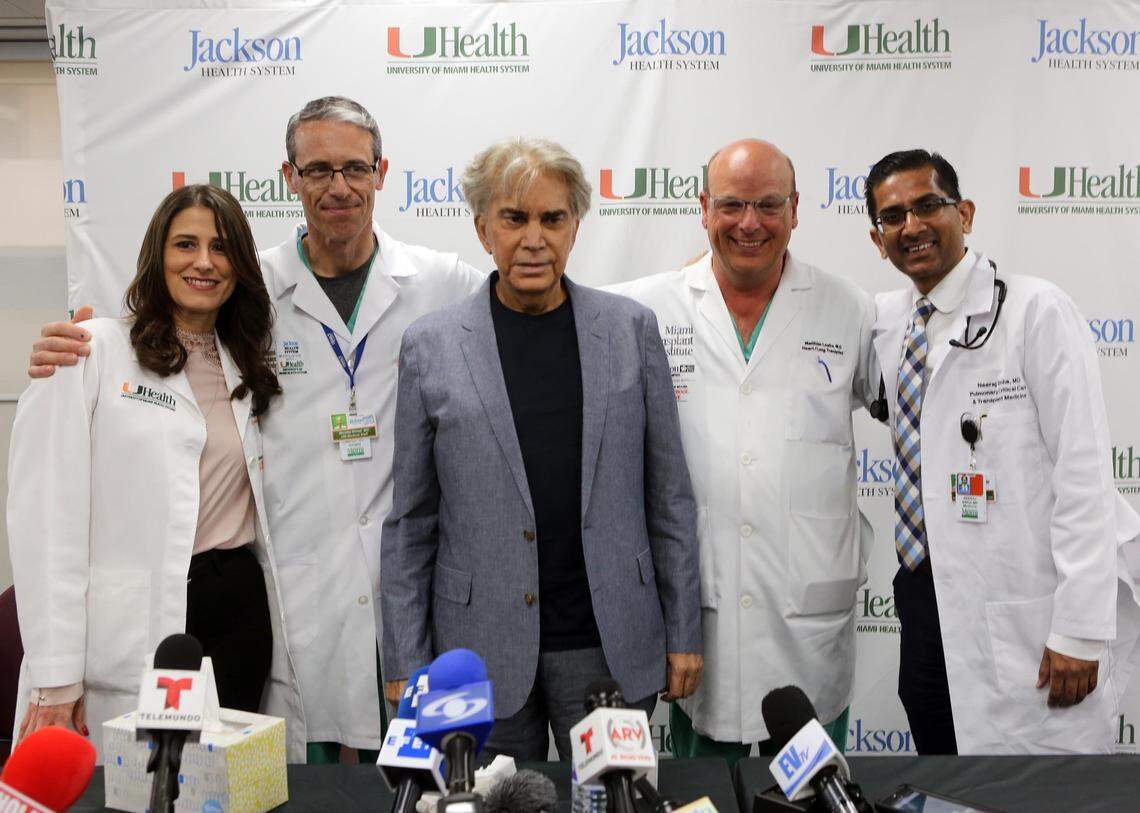 José Luis Rodríguez, El Puma, junto al equipo de médicos que le hizo le doble trasplante de pulmón. Desde la izquierda: Dra. Yiliam Rodriguez Blanco, Dr. Nocolas Brozzi,, Dr. Mathias Loebe y el Dr. Neeraj Sinha.