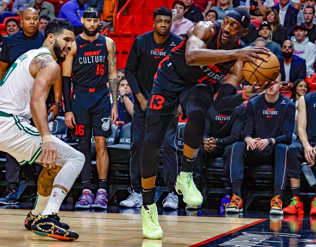 El jugador del Heat Bam Adebayo trata de pasar la pelota ante la marca de Jayson Tatum, de los Celtics de Boston, en el partido celebrado el 25 de enero de 2024 en Kaseya Center en Miami, Florida.