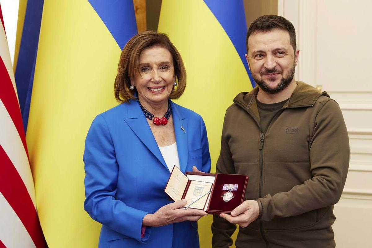En esta imagen publicada por la Oficina de Prensa Presidencial de Ucrania el domingo 1 de mayo de 2022, el presidente de Ucrania, Volodymyr Zelenskyy, a la derecha, otorga la Orden de la Princesa Olga, de tercer grado, a la presidenta de la Cámara de Representantes de los Estados Unidos, Nancy Pelosi, en Kiev, Ucrania, el sábado, 30 de abril de 2022.  (Oficina de Prensa Presidencial de Ucrania vía AP)