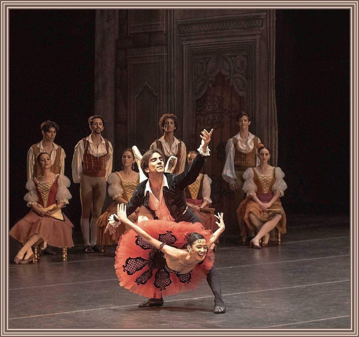 Como Kitri, en el ballet “Don Quijote”, junto a Juan Pablo Ledo, primer bailarín del Ballet Estable del Teatro Colón. “La primera vez que desempeñé este rol principal fue a los 17 años, en España. Es un ballet que me ha acompañado desde el principio”, relata Macarena Giménez. 