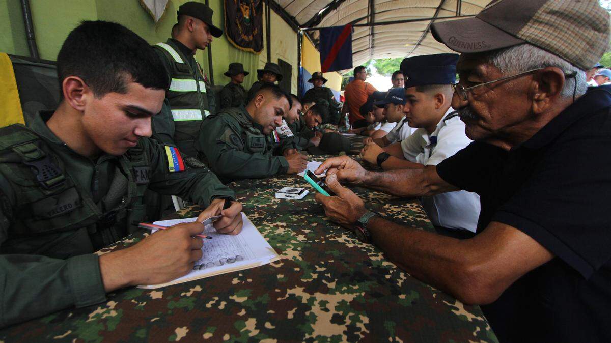 Gente se inscribe para unirse al ejército durante una jornada de reclutamiento en la ciudad de San Cristóbal, Venezuela.