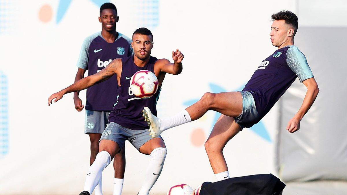 Los jugadores del Barcelona Ousmane Dembélé (izq.), Rafinha Alcántara (centro) y Munir El Haddadi durante el entrenamiento que realizó la plantilla azulgrana para preparar el partido de liga que disputarán ante el Club Deportivo Leganés, en el Estadio Municipal de Butarque, en Leganés, Madrid.