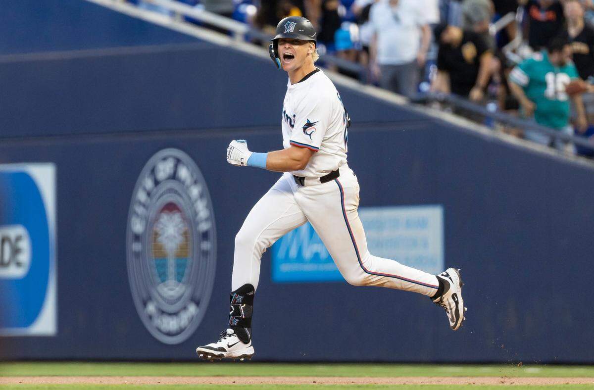 El jardinero de los Marlins Kyle Stowers reacciona tras pegar el hit que dejó al campo a los Piratas de Pittsburgh, en el partido celebrado el 27 de marzo de 2025 en Miami.