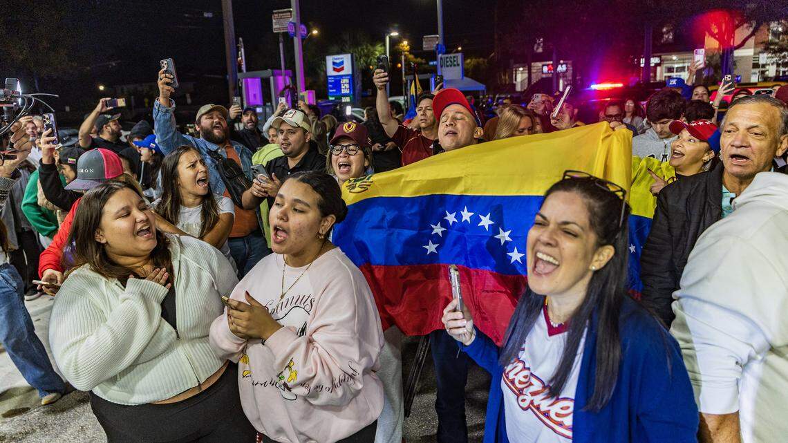 Venezolanos exiliados que viven en el sur de Florida celebraron frente a El Arepazo, en Doral, Florida, después de que Estados Unidos capturara al exgobernante Nicolás Maduro, el 3 de enero de 2026.