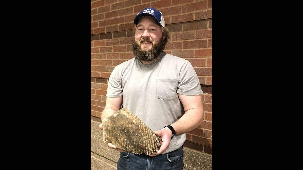 DGR Engineering afirmó que su empleado Justin Blauwet encontró este diente de mamut en un sitio de construcción en Sheldon, Iowa.