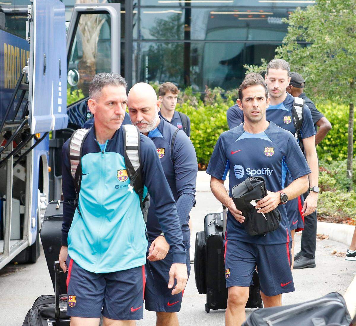 Jugadores y miembros del equipo técnico del Barcelona llegan al centro de entrenamiento del Inter Miami para una práctica, el 17 de julio de 2022 en Fort Lauderdale, Florida.
