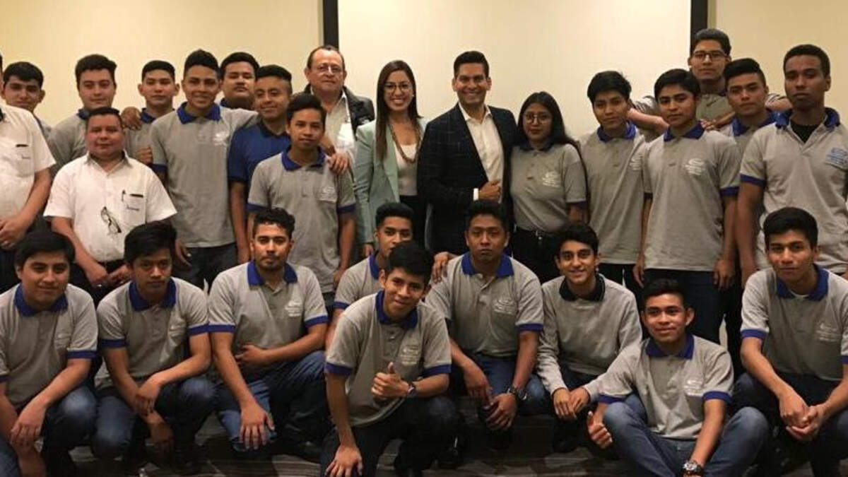 Ismael Cala viajó a Guatemala para ofrecer un conversatorio con una veintena de jóvenes que integran el programa Tech Institute.